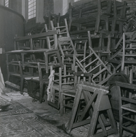 F010996 Aanvang restauratie van de Broederkerk, de stoelen staan opgestapeld aan de kant.
