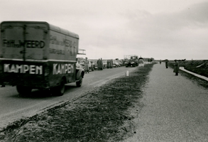 F011003 Defilé bij de opening van de Flevoweg, de weg werd op 2 april 1957 in gebruik genomen, maar is op 3 mei 1957 ...