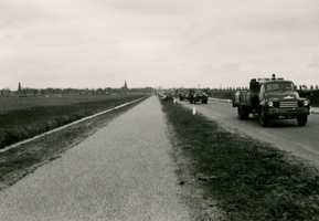 F011004 Defilé bij de opening van de Flevoweg, de weg werd op 2 april 1957 in gebruik genomen, maar is op 3 mei 1957 ...