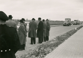 F011005 Defilé bij de opening van de Flevoweg, de genodigden staan langs de kant als de eerste auto's over de nieuwe ...