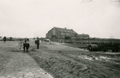 F011006 Wegwerkzaamheden aan de Flevoweg, rechts de Hanzeschool. Voordat met gaat bestraten is deze hele strook is ...