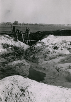 F011007 Graafwerkzaamheden aan de nieuwe Flevoweg eind jaren vijftig van de vorige eeuw, op de achtergrond de Hanzewijk.