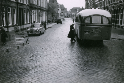 F011013 De Cellebroedersweg met een (stads)bus die door een politie agent wordt bekeken, op de achterzijde van de bus ...