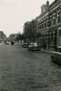 F011015 Huizenrij aan de Cellebroedersweg. De psychologische barriere benut als parkeerhaven tussen de verkeerskribben. ...