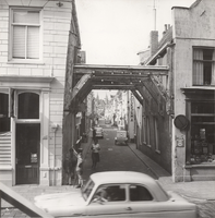 F000792 De Geerstraat op de hoek met de Oudestraat, door de balken die de huizen aan weerszijden van de Geerstraat ...