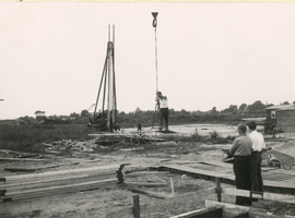 F011553 IJsselmuiden, het slaan van de heipalen voor de nieuwbouw van woningen aan de Slenkstraat in aug-nov 1959.