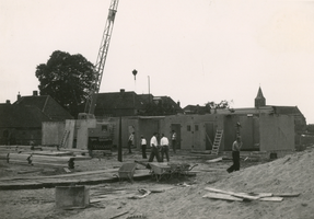 F011554 IJsselmuiden, aanvang van de nieuw te bouwen woningen aan de Slenkstraat in aug-nov 1959, op de achtergrond de ...