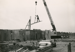 F011555 IJsselmuiden, vorderende bouw van de woningen aan de Slenkstraat in aug-nov 1959.