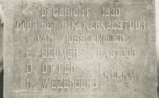 F011527 Oprichtingstegel van de R.K. lagere school in IJsselmuiden.Tekst tegel:Opgericht 1920.Door het R.K. kerkbestuur ...