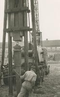 F011525 De 1e heipaal voor de openbare kleuterschool in IJsselmuiden word geslagen door wethouder A.C. Vahl.