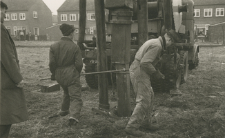 F011526 De 1e heipaal voor de openbare kleuterschool in IJsselmuiden word geslagen door wethouder A.C. Vahl.