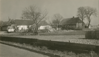 F011473 Oude boerderijen aan de Hoepelweg - Ellipsweg in IJsselmuiden, ook hetl Bos genoemd. De foto is genomen vanuit ...