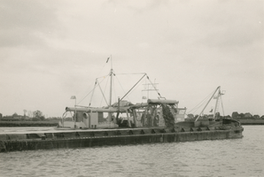 F011477 Boot op de IJssel voor het opspuiten van zand op de Zandberg II in IJsselmuiden.