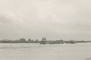 F011478 Boot op de IJssel voor het opspuiten van zand op de Zandberg II in IJsselmuiden.