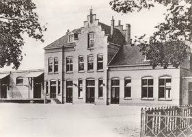 F000740 Station Kampen-Zuid, met de ingang en pleintje aan de zijde van de IJsseldijk en met de perrons aan de zijde ...