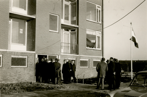F011486 Genodigden bij de oplevering van 139 woningen aan de Erfgenamenstraat in IJsselmuiden.