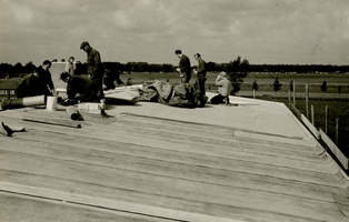 F011492 De rubberaid dakbedekkings platen worden geplaatst op het dak van de in aanbouw zijnde flatwoningen aan de ...