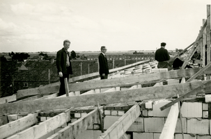 F011493 Rond 30 aug 1966 bracht men de dakgordingen van de in aanbouw zijnde flatwoningen aan de Erfgenamenstraat te ...