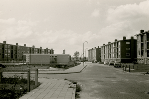 F011500 Kruising Erfgenamenstraat - Postgrevestraat, rechts de flats van de Erfgenamenstraat, in het midden het ...