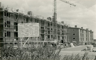 F011502 Een overzicht van blok 1 en 2 van het bouwplan 130 woningen Beter Wonen aan de Erfgenamenstraat in IJsselmuiden.