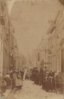 F000789 Vrouwen, mannen en kinderen poseren voor de fotograaf in de Geerstraat, de straat is genoemd naar Geert van der ...