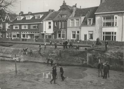F000876 Jongelui vermaken zich op de Buitenkade alsmede ook op de bodem van de oude en bijna gedempte Buitenhaven.