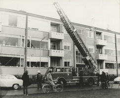 F000871 De brandweer in actie met een hoogwerker in de Hanzelaan.