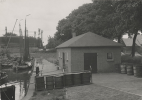 F000872 De nieuwe Buitenhaven met een een paar oude vissersboten, het kleine gebouwtje in het midden is de visafslag, ...