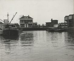 F000874 De Oude Buitenhaven, op de achtergrond het kantoor en bouwwerken van de gasfabriek aan de Noordweg.