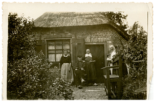 F013434 Boerenfamilie poseert voor het huis, op de achterzijde van de foto staan de volgende namen: Lubbigje, Tinus ...