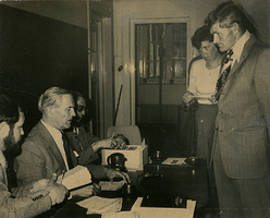 F013438 Stembureau in het stadhuis, zittend links Bé Wever (afd. alg. zaken), Burgemeester drs. S. van Tuinen en Henk ...