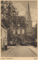 F000671 Broederpoort, gezien vanaf de Broederweg ter hoogte van de Nieuwe Kerk. Links vrouw in klederdracht.