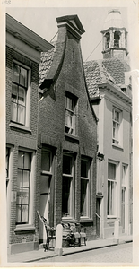F000188 De voorgevels van twee woonhuizen aan de Bovennieuwstraat nr. 120 en rechts nr. 122.