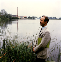 F011783 IJsselmuiden, wethouder Meuleman bij het gemaal aan de Kamperzeedijk in de Mastenbroekerpolder.