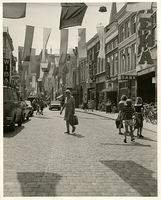 F007022 Oudestraat, met winkelend publiek in 1981.