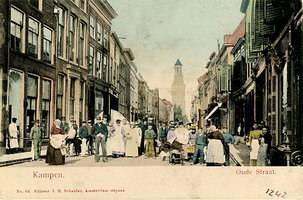 F001242 Oudestraat, gezien vanaf de Olieslagersteeg, richting Nieuwe Toren.