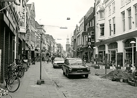F007904 Oudestraat, gezien naar de Nieuwe toren vanaf waar nu de Hema is, toen nog garage.