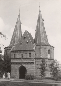 F000642 De Cellebroederspoort aan de plantsoenzijde.