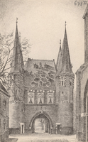 F000673-2 De Broederpoort, aan de rechterzijde is nog net zichtbaar de Nieuwe Kerk.