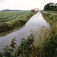 F011789 IJsselmuiden, het uitbaggeren van sloten in de Koekoekspolder.