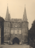 F000676 De stadszijde van de Broederpoort.