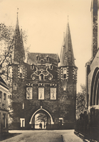 F000677 De stadszijde van de Broederpoort, rechts de ingang van de Nieuwe Kerk aan de Broederweg.