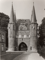 F000678 De stadszijde van de Broederpoort, rechts het hekwerk van de Nieuwe Kerk aan de Broederweg.