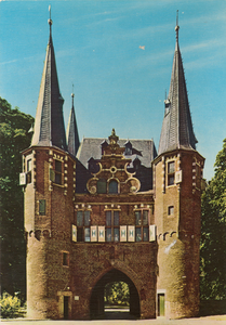 F000679 De stadszijde van de Broederpoort.