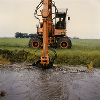 F011791 IJsselmuiden, het uitbaggeren van sloten in de Koekoekspolder.