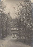 F000687 De Broederpoort aan de plantsoenzijde.