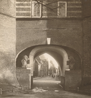 F000690 Twee leeuwen bij de onderdoorgang van de Broederpoort (1714) naar de Broederweg.