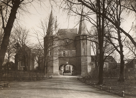 F000691 Broederpoort, gezien vanuit het plantsoen, links de Nieuwe Kerk.