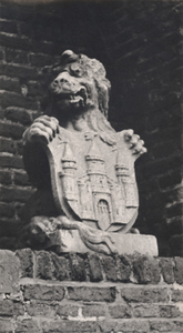 F000693 Stenen leeuw met stadswapen van de stad Kampen, het beeld maakt onderdeel uit van de poort en staat naast de ...