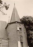 F000694 Bovenste gedeelte van de rechtertoren aan de plantsoenzijde van de Broederpoort.